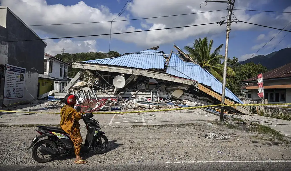 El terremoto en Indonesia dejó 53 muertos y 135 heridos en la isla de Flores, según el último balance oficial