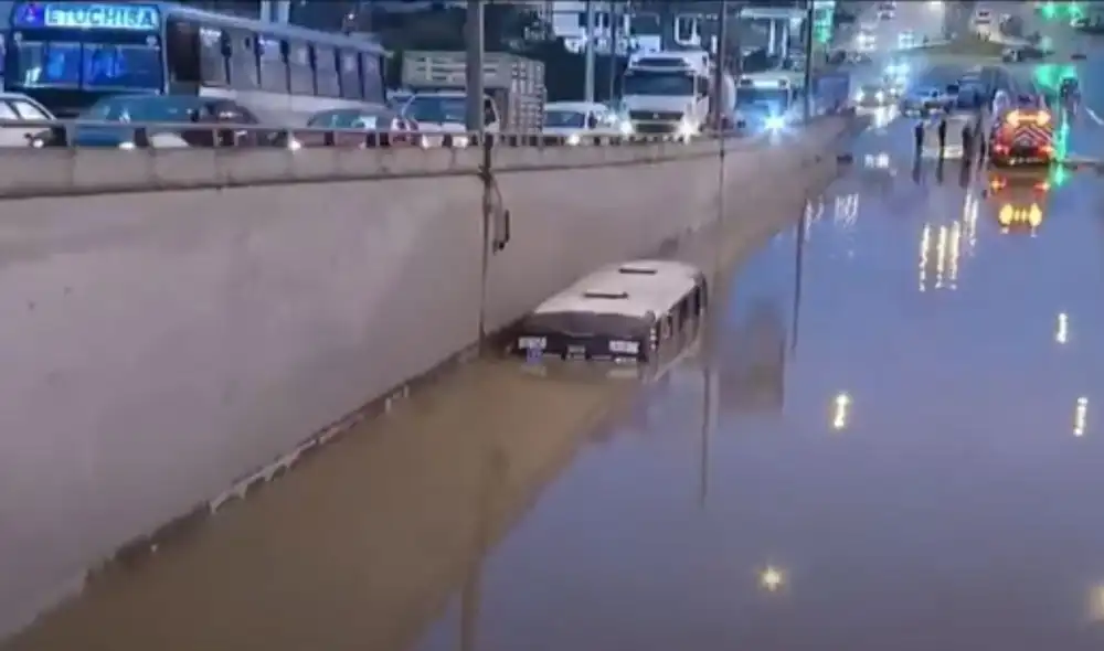 Un bus de la línea G permanece atrapado en el bypass de la avenida Pachacútec, Villa María del Triunfo, tras intensas lluvias en Lima Sur. Un bus de la línea G permanece atrapado en el bypass de la avenida Pachacútec, Villa María del Triunfo, tras intensas lluvias en Lima Sur.