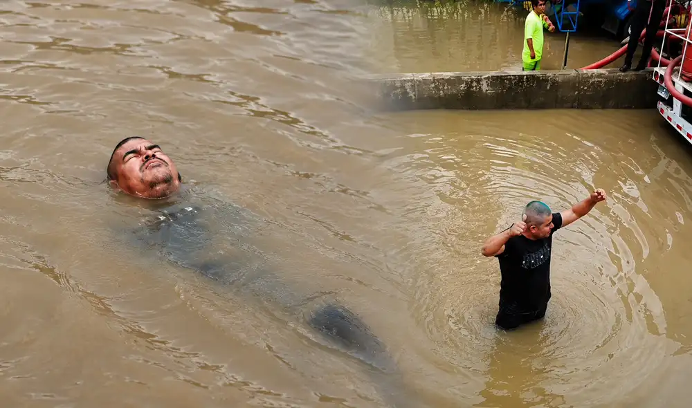 Un hombre sorprendió a los vecinos de Villa María del Triunfo al ingresar a nadar en el bypass de la avenida Pachacútec, inundado tras intensas lluvias del fin de semana.