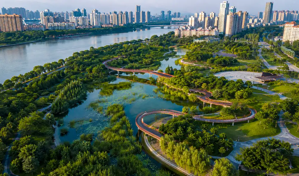 El modelo de 'ciudad esponja', que incluye parques y espacios permeables, se presenta como una solución efectiva. El modelo de 'ciudad esponja', que incluye parques y espacios permeables, se presenta como una solución efectiva.