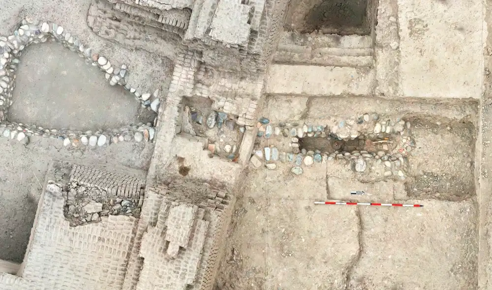 El contexto arqueológico correspondería a la cultura Lima y ha sido fechado preliminarmente alrededor del año 650 d. C.