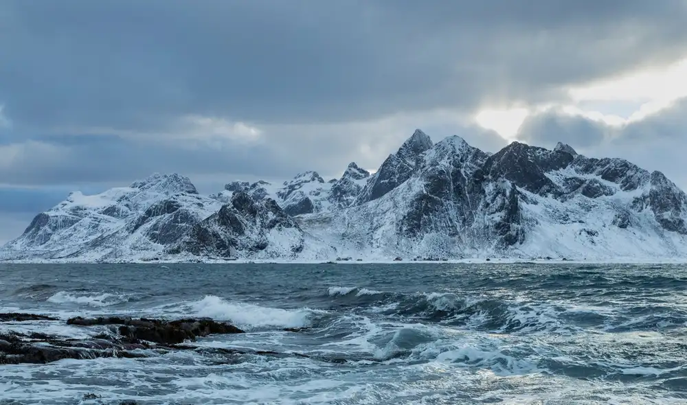 Microorganismos recuperados de hielo antártico de hasta ocho millones de años han logrado crecer nuevamente tras ser descongelados, revelando hallazgos sorprendentes sobre su ADN.