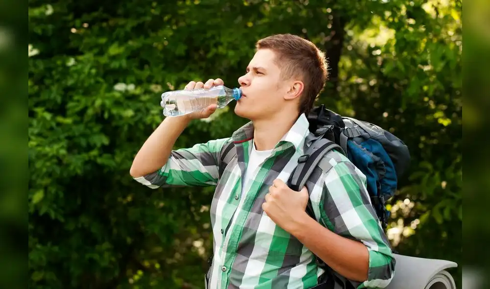 Reutilizar botellas de plástico ayuda a reducir residuos, pero requiere una higiene adecuada para evitar la acumulación de microorganismos. Reutilizar botellas de plástico ayuda a reducir residuos, pero requiere una higiene adecuada para evitar la acumulación de microorganismos.