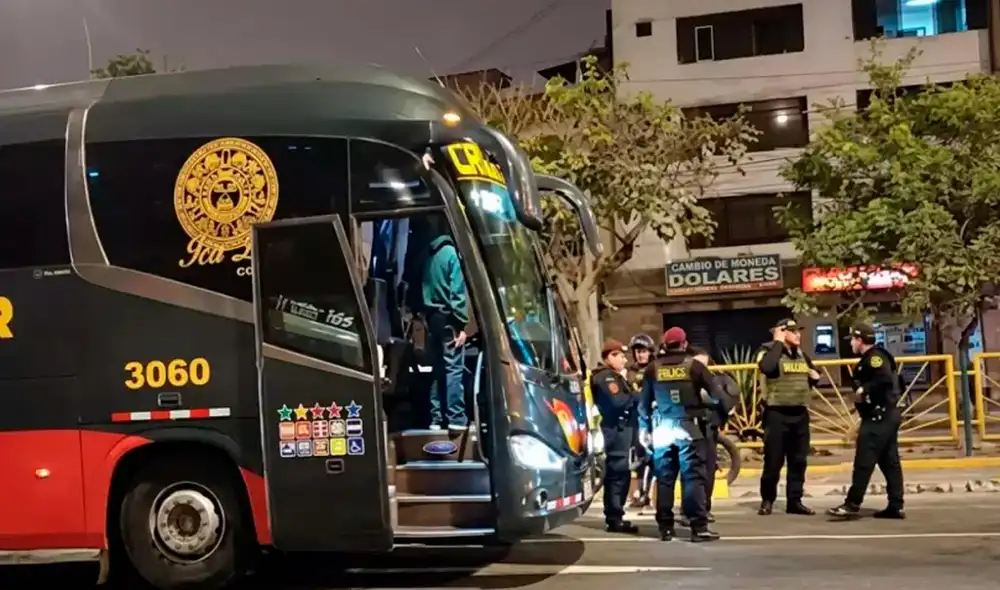 El bus de la empresa Cruz del Sur se dirigía hacia Ica cuando fue atacado a balazos.