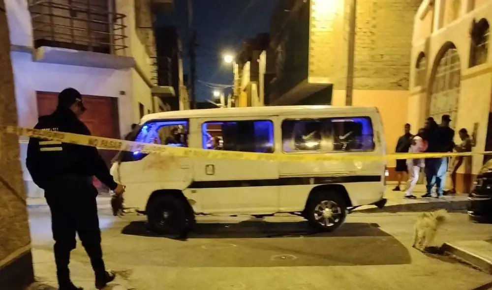 Un conductor de una combi informal fue asesinado a balazos en el Cercado de Lima mientras compraba una bebida. Dos pasajeros también resultaron heridos en este ataque que sembró el temor entre transportistas. Un conductor de una combi informal fue asesinado a balazos en el Cercado de Lima mientras compraba una bebida. Dos pasajeros también resultaron heridos en este ataque que sembró el temor entre transportistas.