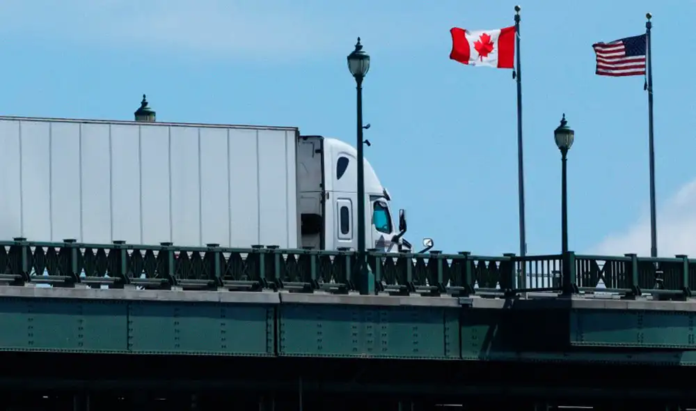 Los posibles aranceles afectarían importaciones canadienses por 20,000 millones de dólares, un 5.5% de exportaciones hacia EE. UU. Foto: AFP. Los posibles aranceles afectarían importaciones canadienses por 20,000 millones de dólares, un 5.5% de exportaciones hacia EE. UU. Foto: AFP.