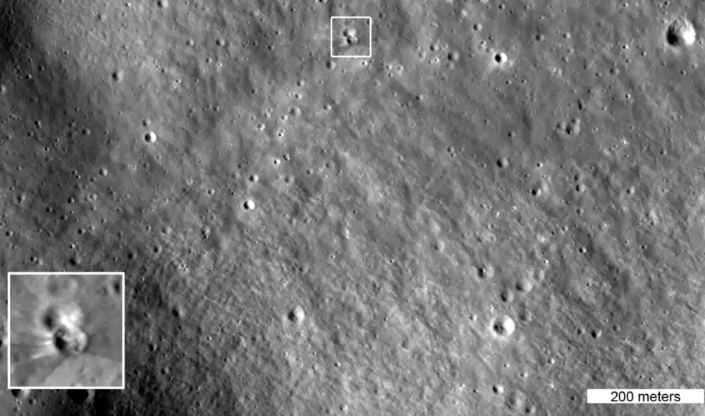 El recuadro de esta imagen resalta dos pequeños cráteres en la Luna, el inferior de los cuales se formó el 5 de agosto. Foto: NASA/GSFC/Intuitive Machines