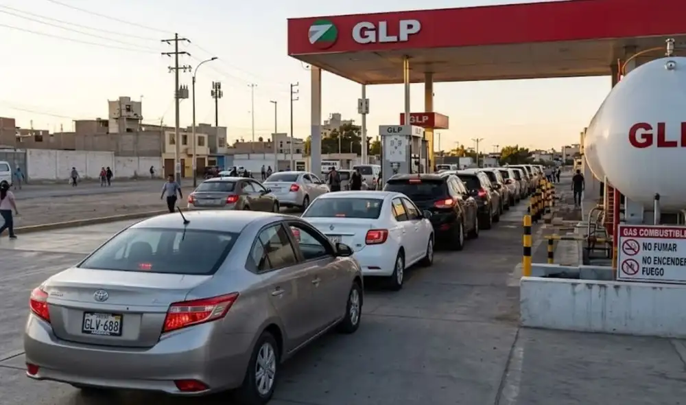 El bloqueo de la Panamericana Sur afecta el abastecimiento de combustible en Arequipa, provocando largas filas en los grifos mientras los conductores buscan GLP.