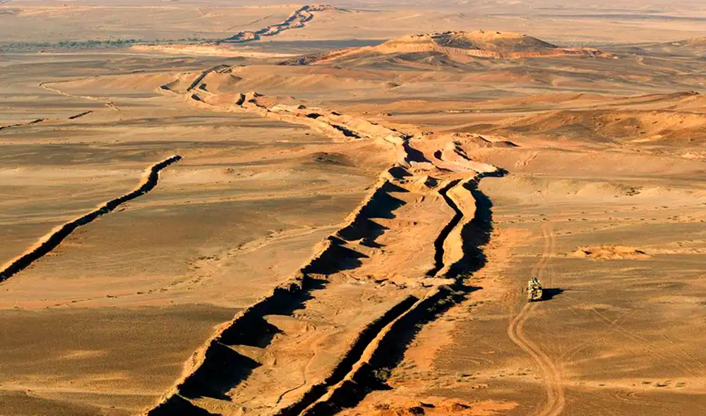 El muro marroquí, es un conjunto de ocho muros defensivos de una longitud superior a los 2720 km. Foto: AFP