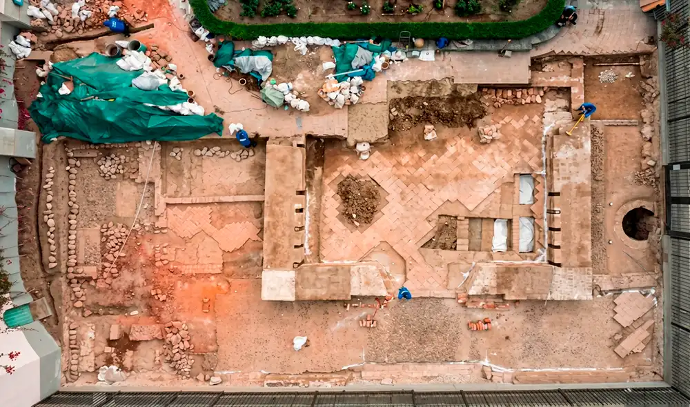 Descubrimientos arqueológicos en la plazuela Santa Rosa de Lima revelan vestigios del Hospital del Espíritu Santo, fundado en 1575, resaltando la evolución arquitectónica de la era virreinal.