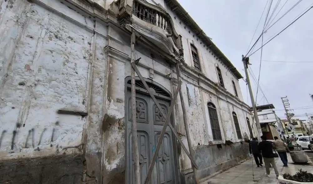 Colegios públicos presentan daños que podrían agravarse ante un FEN severo o un fuerte sismo. Miles de estudiantes permanecen expuestos a infraestructura deteriorada, obras inconclusas y locales en zonas de riesgo. Colegios públicos presentan daños que podrían agravarse ante un FEN severo o un fuerte sismo. Miles de estudiantes permanecen expuestos a infraestructura deteriorada, obras inconclusas y locales en zonas de riesgo.