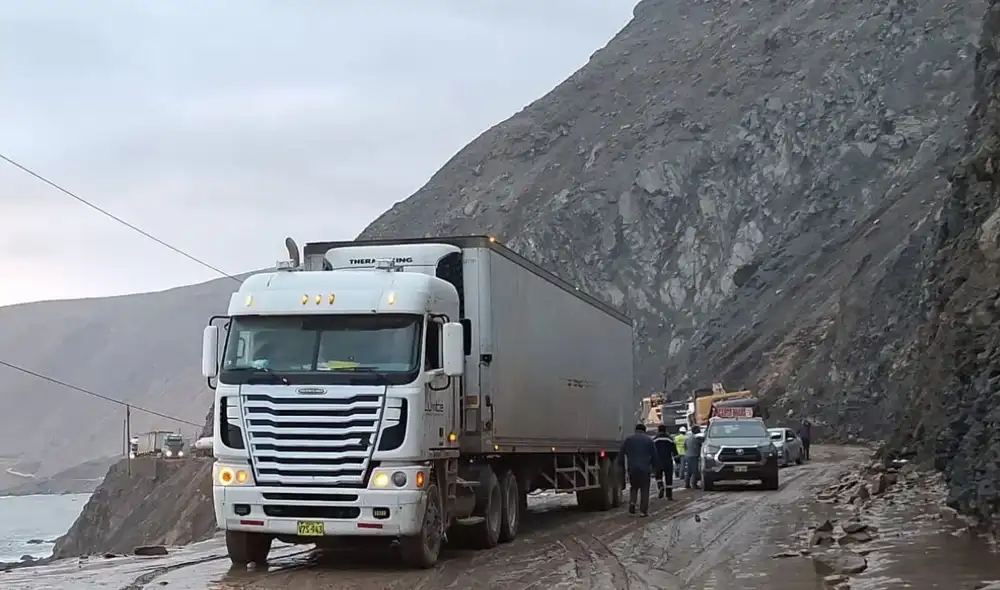 Tras seis días, vehículos vuelven a circular por la Panamericana Sur en Arequipa.