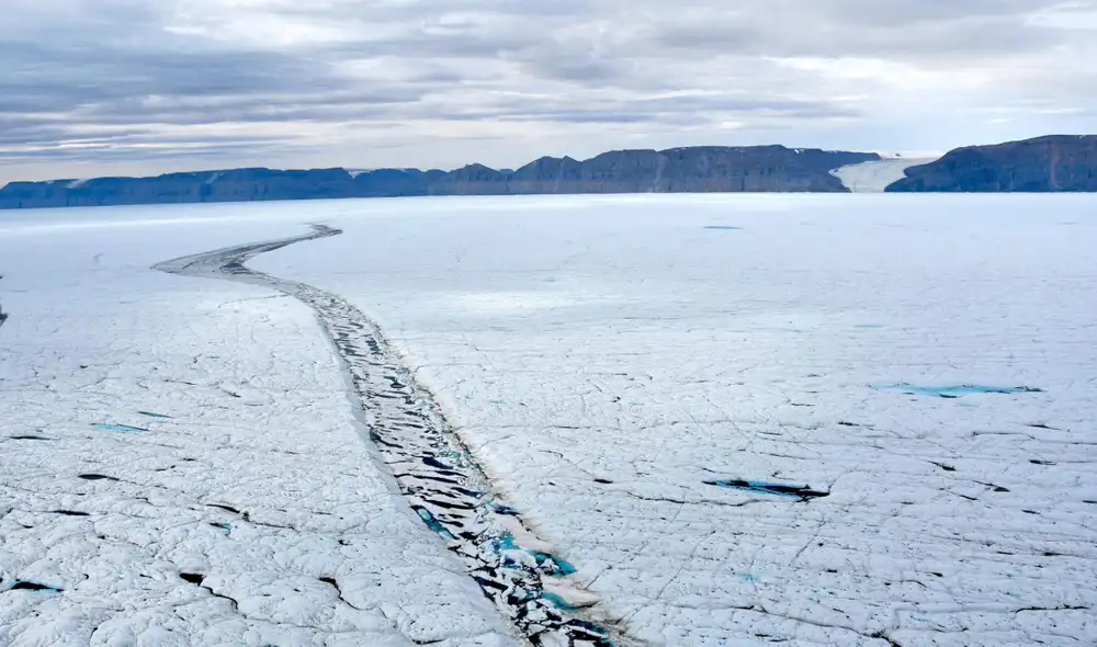 El glaciar Petermann ha desprendido una singular isla de hielo ártica del tamaño de Manhattan. Foto: Adam Garbo