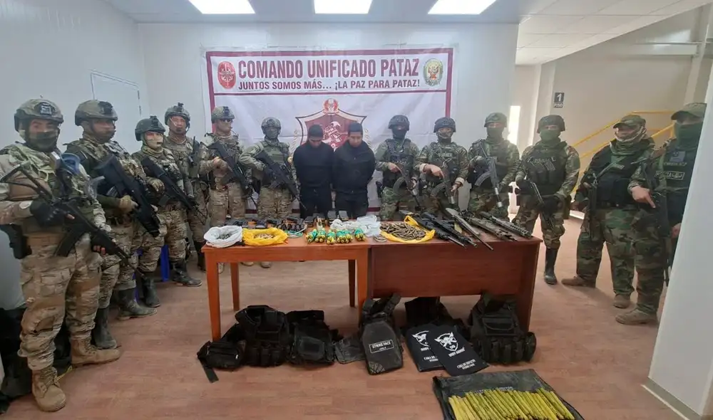Entre el material incautado figuran tres fusiles SZ Scorpion, un R-15, una escopeta, cuatro pistolas y 52 explosivos
