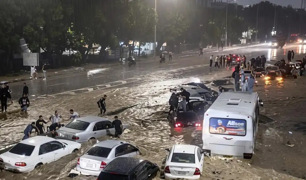 Las intensas lluvias en Venezuela provocaron el desbordamiento del río Guaire, causando inundaciones en Caracas y el estado Miranda. Las intensas lluvias en Venezuela provocaron el desbordamiento del río Guaire, causando inundaciones en Caracas y el estado Miranda.
