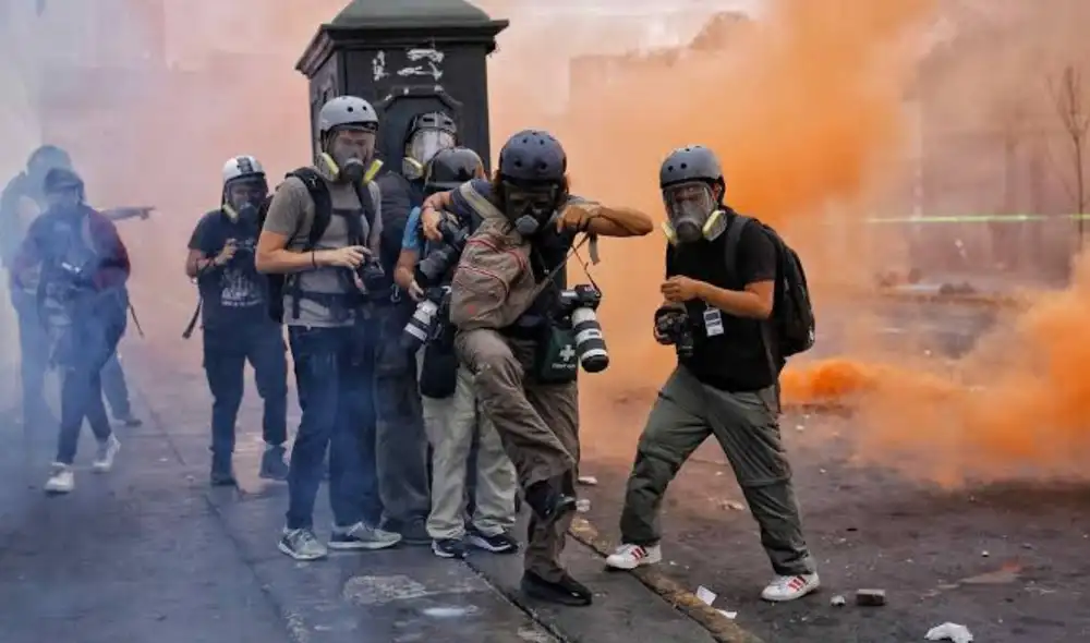 Proyecto podría sancionar penalmente las coberturas periodísticas de protestas | Composición: LR.