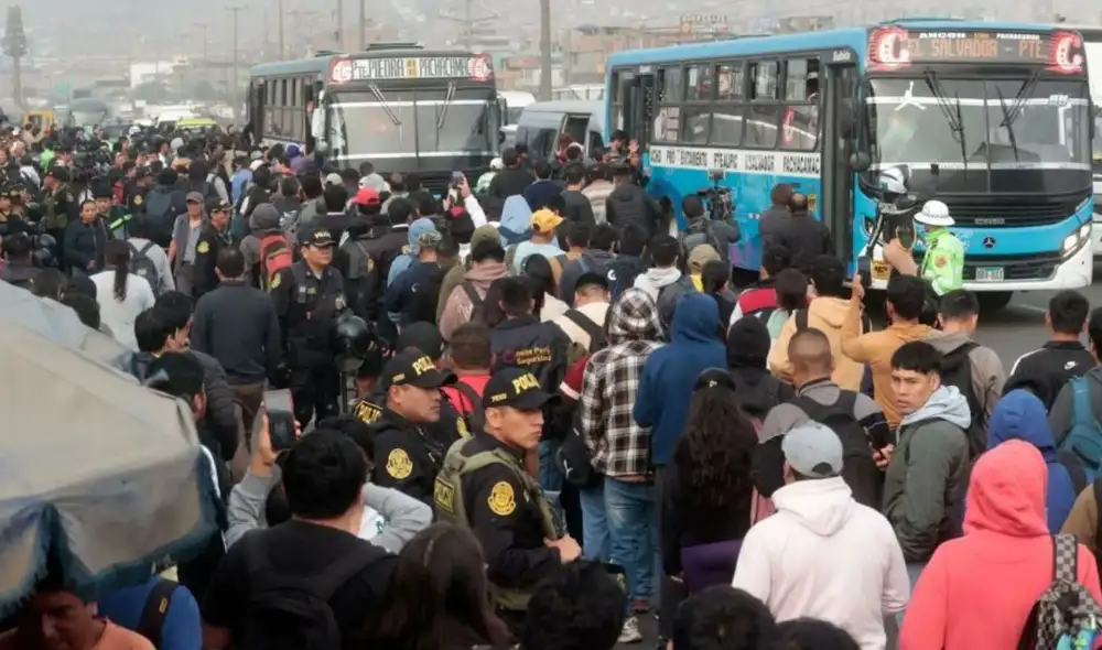 El paro de transportistas programado para el 25 de agosto fue levantado tras acuerdos alcanzados en una reunión con el Gobierno, según Héctor Vargas, presidente de la Coordinadora de Empresas de Transporte Urbano.
