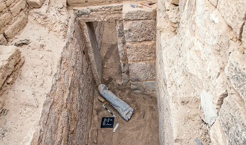 Un trabajo arqueológico en la necrópolis de Saqqara, Egipto, descubre una monumental "puerta al más allá", revelando la tumba del príncipe Userefre, un personaje desconocido de la Quinta Dinastía.