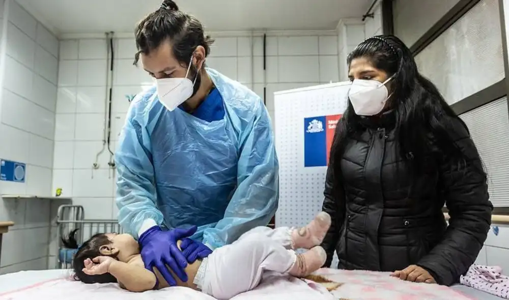 El Perú ha comenzado a aplicar una nueva vacuna para proteger a los bebés del virus sincicial respiratorio (VSR) antes de su nacimiento, informaron especialistas durante una conferencia en Lima. El Perú ha comenzado a aplicar una nueva vacuna para proteger a los bebés del virus sincicial respiratorio (VSR) antes de su nacimiento, informaron especialistas durante una conferencia en Lima.