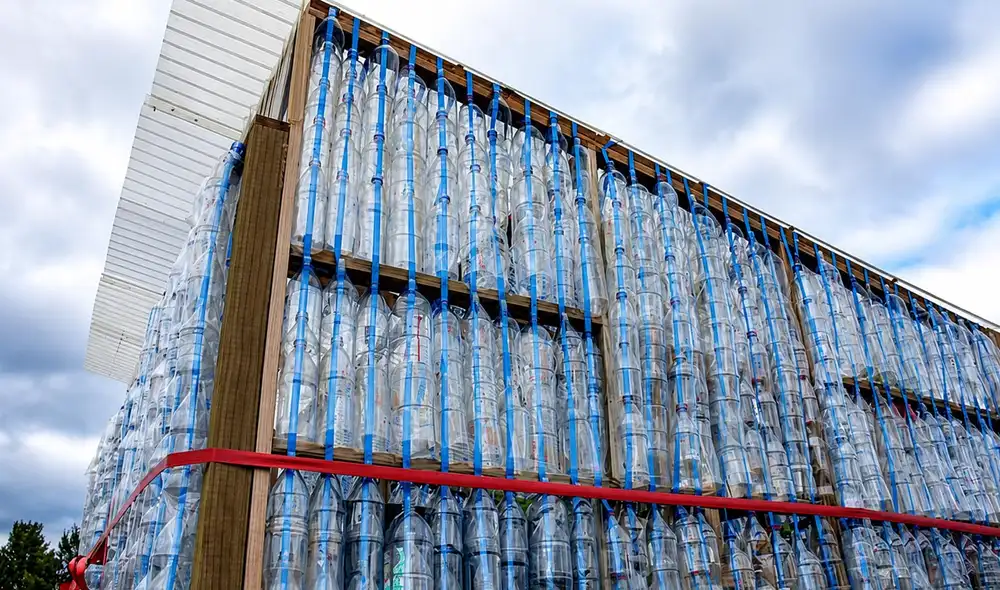 Una escuela primaria de Canberra transformó más de 2.000 botellas de plástico en un invernadero que sirve como aula al aire libre Una escuela primaria de Canberra transformó más de 2.000 botellas de plástico en un invernadero que sirve como aula al aire libre