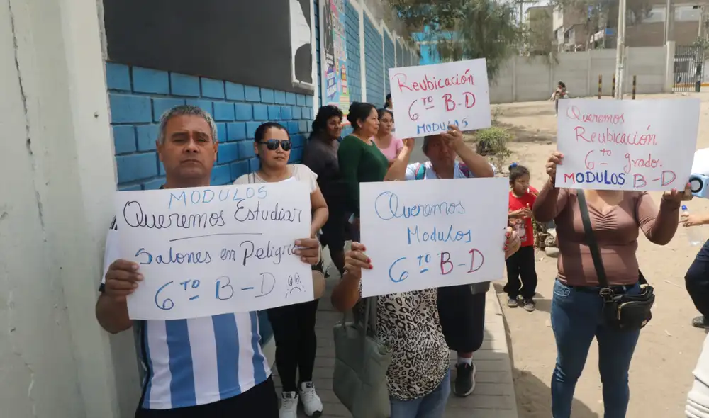 Padres de familia exigen la reconstrucción de aulas y demás mobiliario escolar Padres de familia exigen la reconstrucción de aulas y demás mobiliario escolar