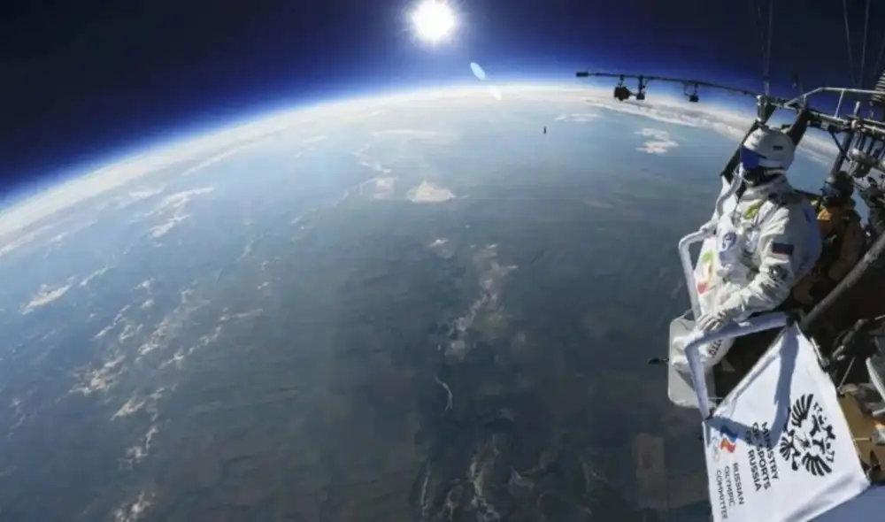 El paracaidista Sergey Boytsov saltó desde un globo aerostático sobre Siberia. Foto: Captura