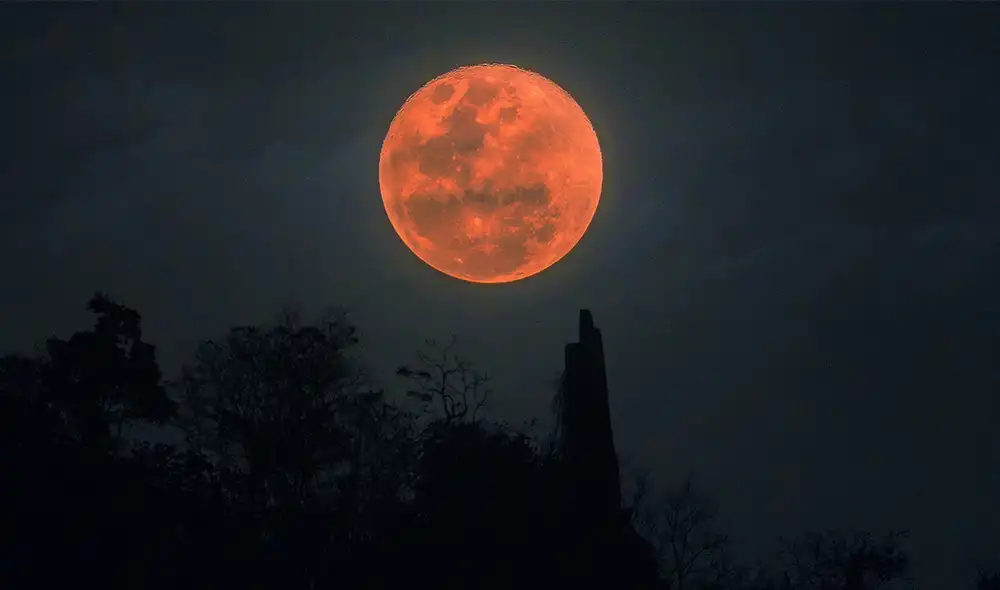 La luna se torna roja durante un eclipse lunar. Foto: Aumphotography