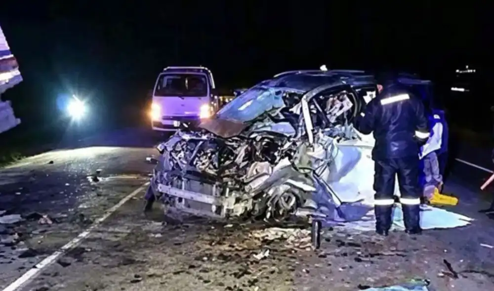 Un trágico choque frontal entre una camioneta y un camión en la vía Juliaca-Calapuja, en la región Puno, dejó cuatro muertos y un herido grave. Un trágico choque frontal entre una camioneta y un camión en la vía Juliaca-Calapuja, en la región Puno, dejó cuatro muertos y un herido grave.