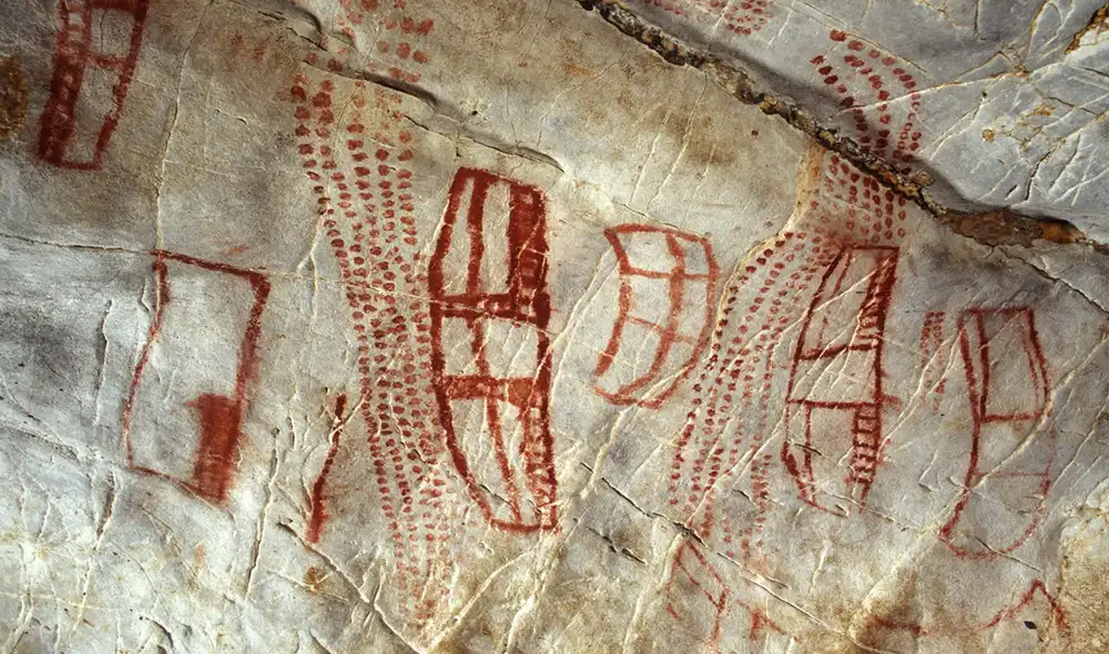 En la cueva de El Castillo, unas pinturas de ocre rojo representan formas que recuerdan a tejado. Foto: Gobierno de Cantabria/Pedro Saura Ramos