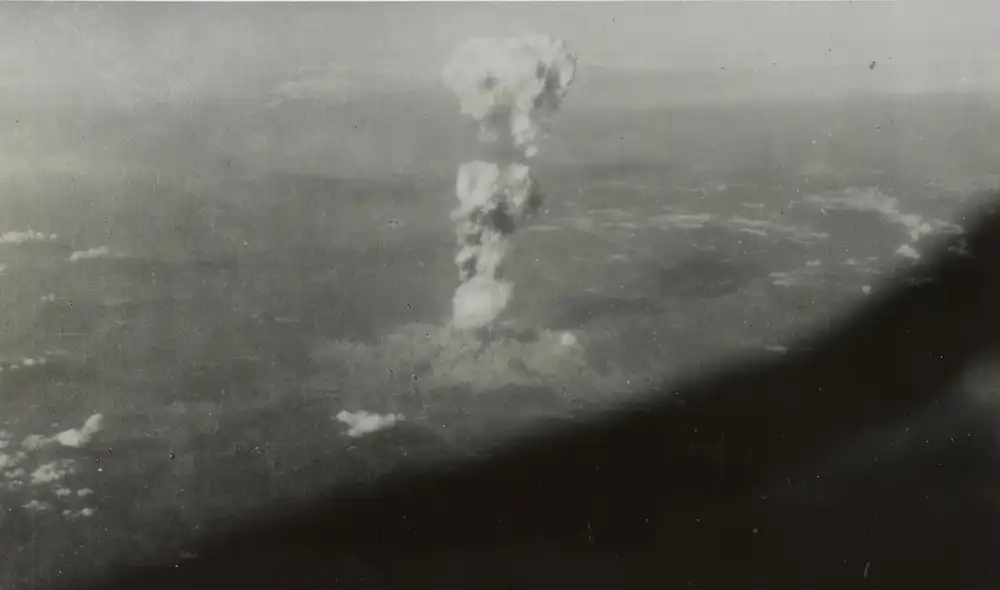 Fotografía aérea de la nube atómica elevándose sobre Hiroshima el 6 de agosto de 1945. Foto: Biblioteca del Congreso de los Estados Unidos