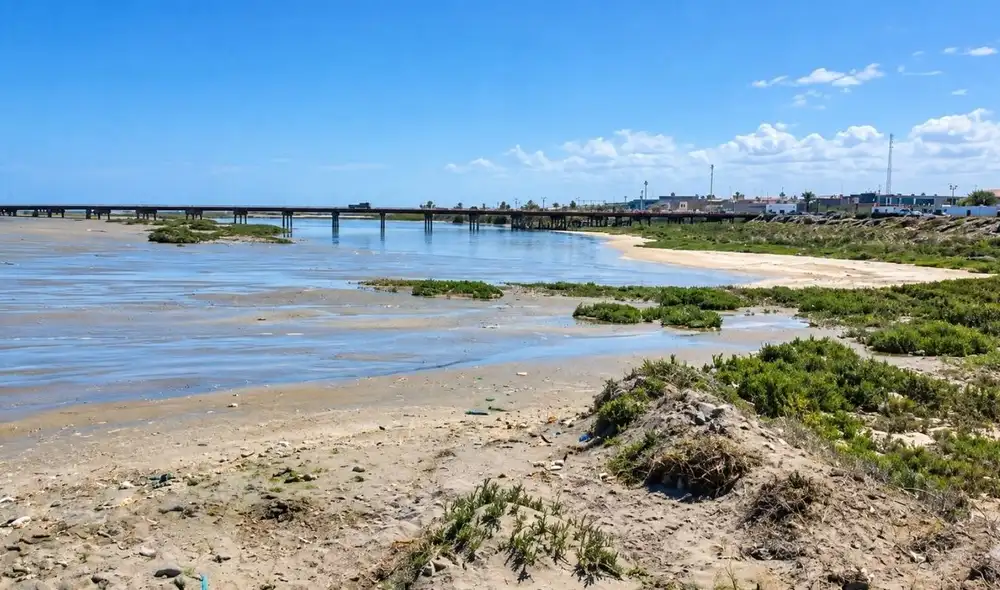 Antiguo muelle de Pisco Playa en riesgo por avanzado deterioro ante impacto de oleajes