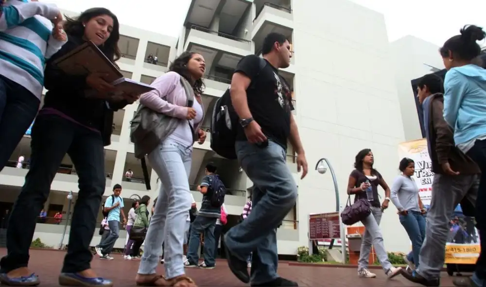 El estudio de Apoyo Consultoría revela que más del 70% de los estudiantes en universidades privadas del Perú pertenece a sectores socioeconómicos C, D y E, evidenciando su expansión.