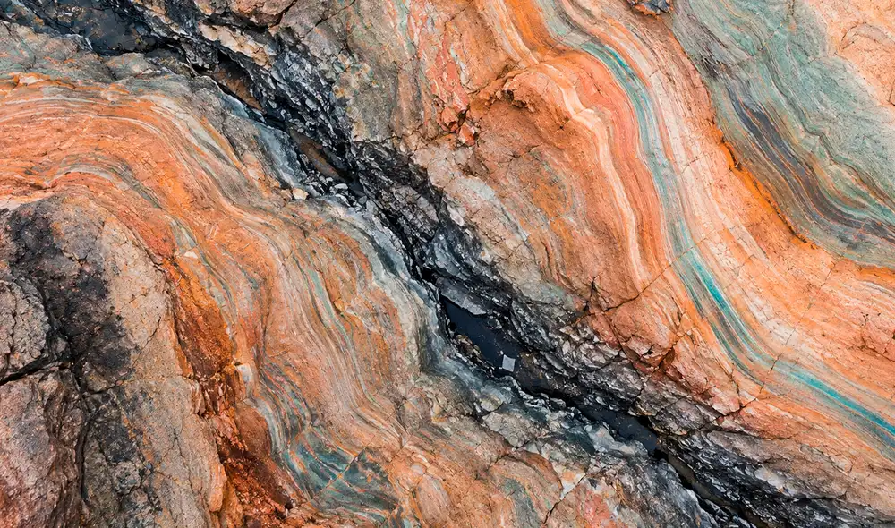 Una falla activa en Japón desconcierta a científicos por su lento desplazamiento y baja actividad sísmica. Un estudio identifica un "superlubricante" natural que podría influir en este fenómeno.