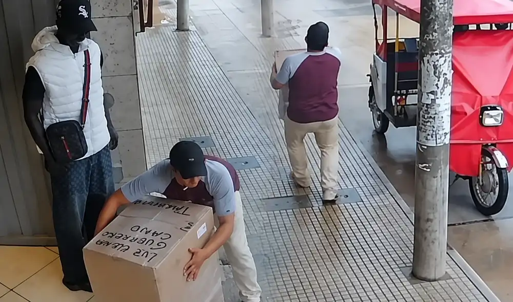 Cámaras de seguridad registraron el momento en que el sujeto bajó de la mototaxi y entró al local para llevarse el paquete. Cámaras de seguridad registraron el momento en que el sujeto bajó de la mototaxi y entró al local para llevarse el paquete.