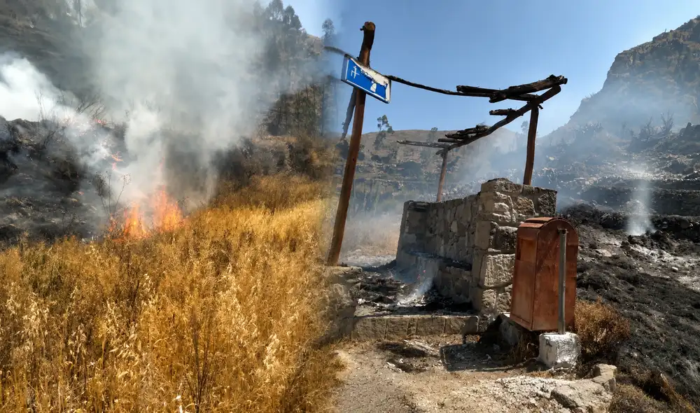 Fuertes vientos dificultan el control del incendio y favorecen el avance de las llamas en Yanque.