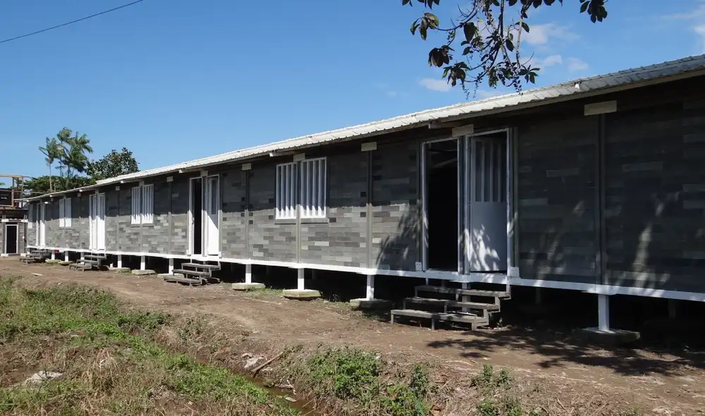 Unas viviendas en Colombia fueron construidas con plástico reciclado. Foto: Conceptos Básicos
