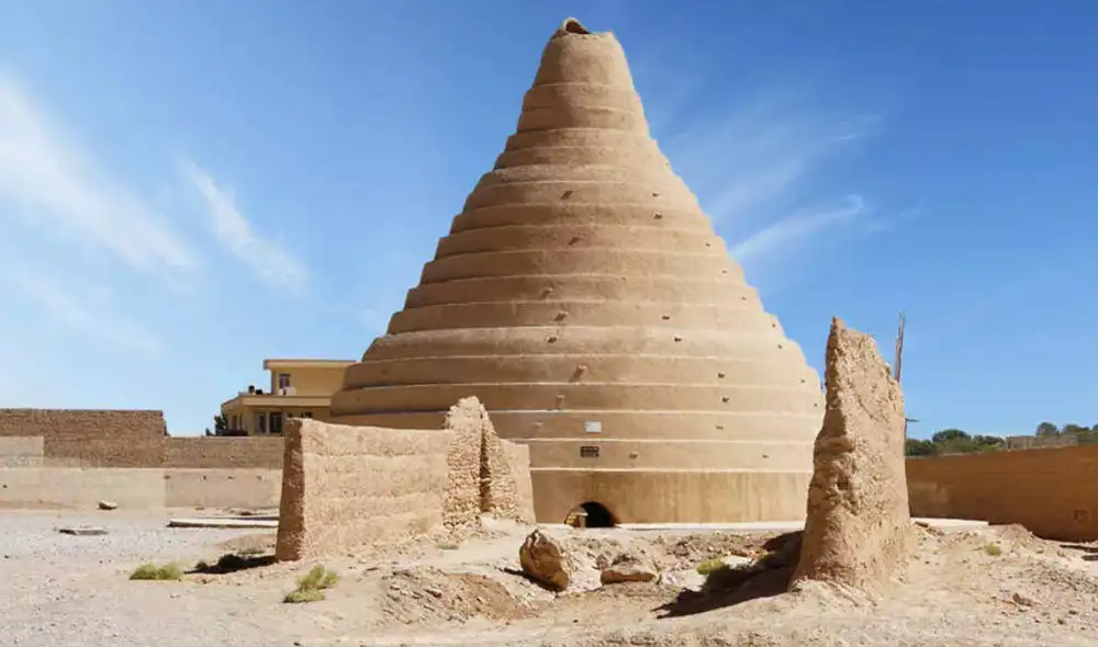 Un yakhchal es una antigua estructura arquitectónica de origen persa diseñada para producir y conservar hielo. Foto: iStock