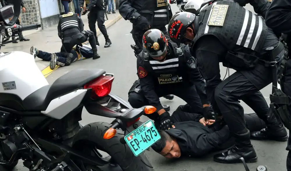 Keiko Fujimori apuesta por modernizar las Fuerzas Armadas mientras reduce recursos para seguridad ciudadana. Keiko Fujimori apuesta por modernizar las Fuerzas Armadas mientras reduce recursos para seguridad ciudadana.