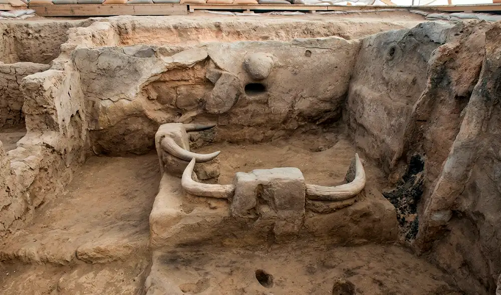 Çatalhöyük, un antiguo asentamiento en Turquía, revela cómo miles de habitantes cohabitaron sin calles hace 9.000 años. Su diseño arquitectónico mostró la transición hacia núcleos sedentarios.