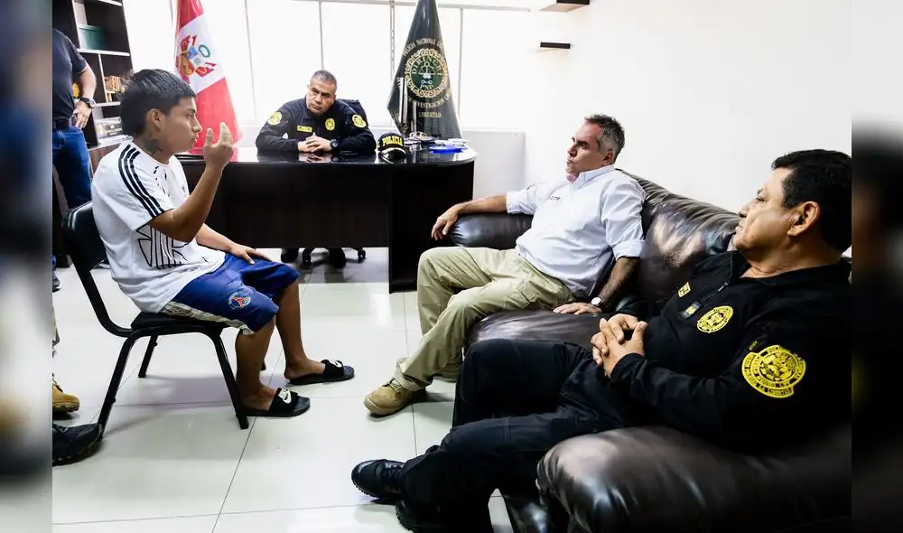 Rafael Belaunde aparece en las instalaciones de la Dirincri en Trujillo junto a mandos de la Policía Nacional durante diligencias con un intervenido.
