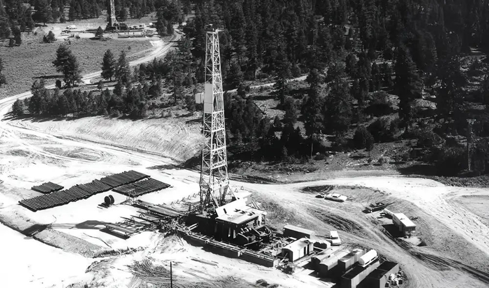 Vista aérea del emplazamiento del Gasbuggy durante la perforación. Foto: Laboratorio Nacional de Los Alamos