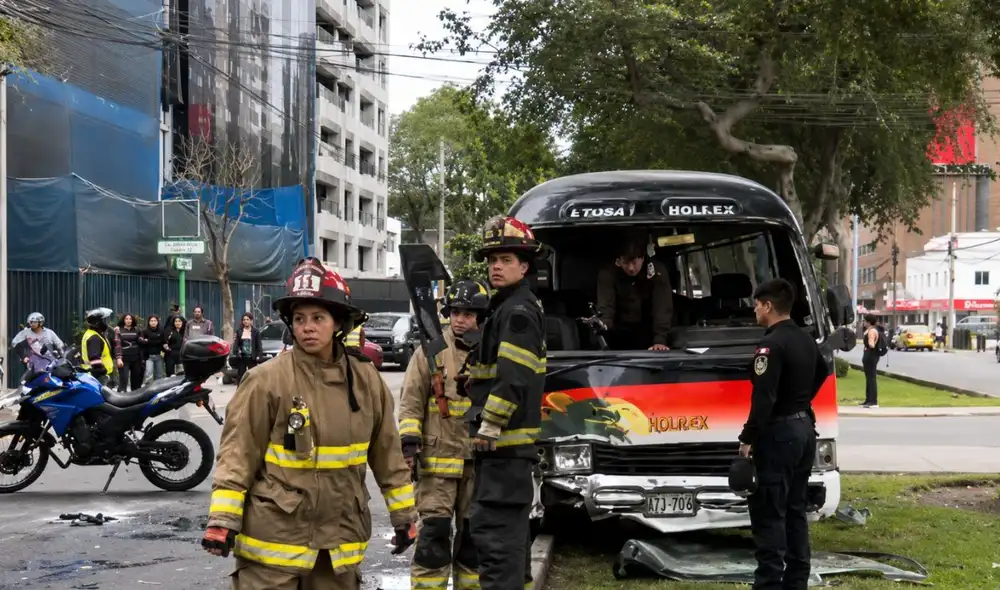 Un accidente de tránsito en Miraflores dejó seis heridos el 3 de septiembre. Una cúster de Holrex impactó contra un vehículo particular, causando el choque. Un accidente de tránsito en Miraflores dejó seis heridos el 3 de septiembre. Una cúster de Holrex impactó contra un vehículo particular, causando el choque.