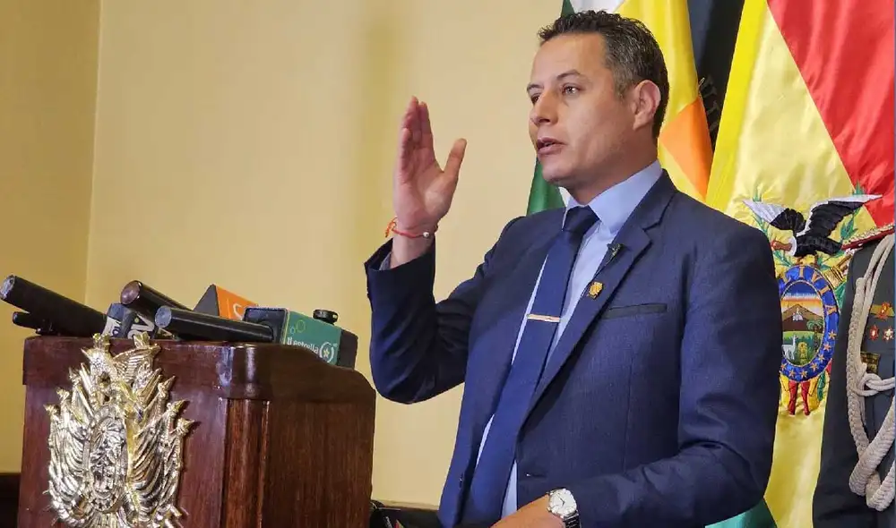 El vicepresidente de Bolivia, Edmand Lara, presentó un audio donde se atribuye al presidente Rodrigo Paz y al asesor Cerimedo discutiendo estrategias