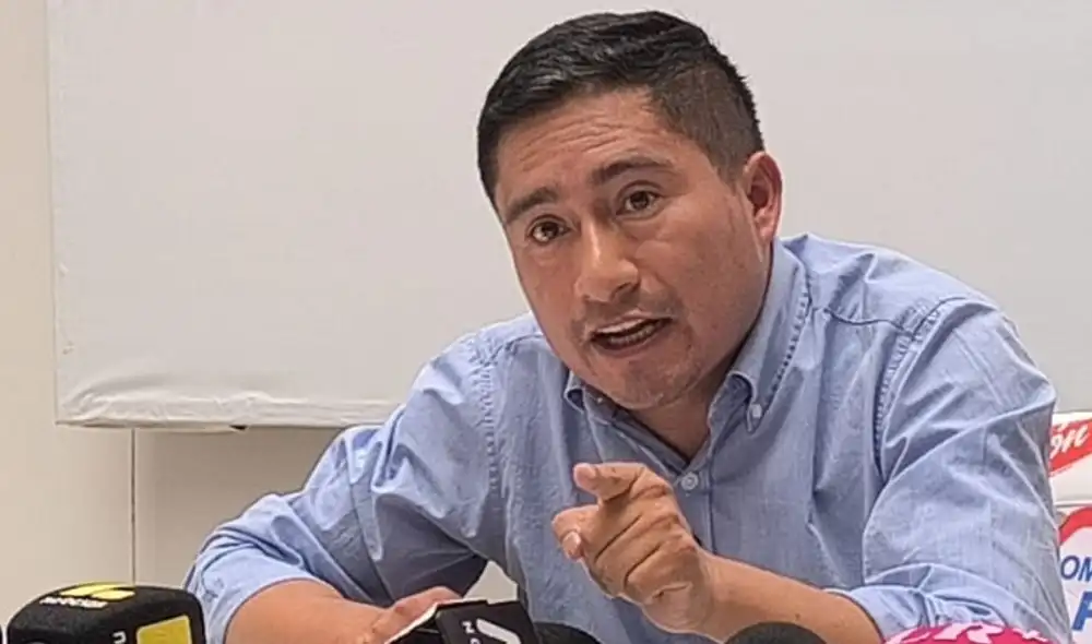 Aldo Carlos Mariños, exalcalde de Pataz y candidato al Gobierno Regional de La Libertad, niega vínculos con testigo del cuádruple crimen en Trujillo y asegura no contar con seguridad personal. Aldo Carlos Mariños, exalcalde de Pataz y candidato al Gobierno Regional de La Libertad, niega vínculos con testigo del cuádruple crimen en Trujillo y asegura no contar con seguridad personal.