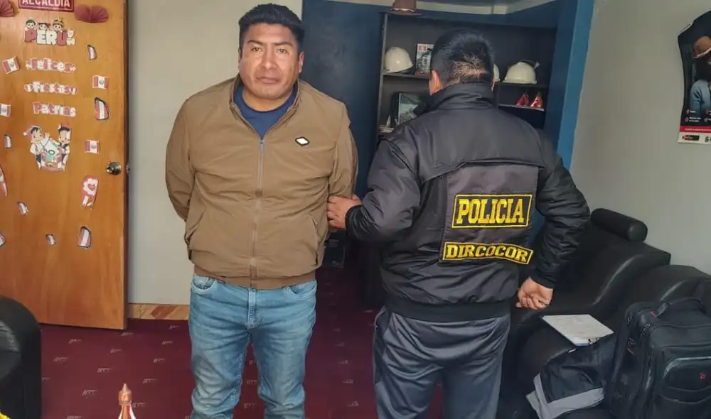 El alcalde de Huacullani, Magno Tito Apaza Mamani, fue detenido por la Policía Anticorrupción tras solicitar una coima de S/30.000 a una empresa ganadora de una licitación. El alcalde de Huacullani, Magno Tito Apaza Mamani, fue detenido por la Policía Anticorrupción tras solicitar una coima de S/30.000 a una empresa ganadora de una licitación.