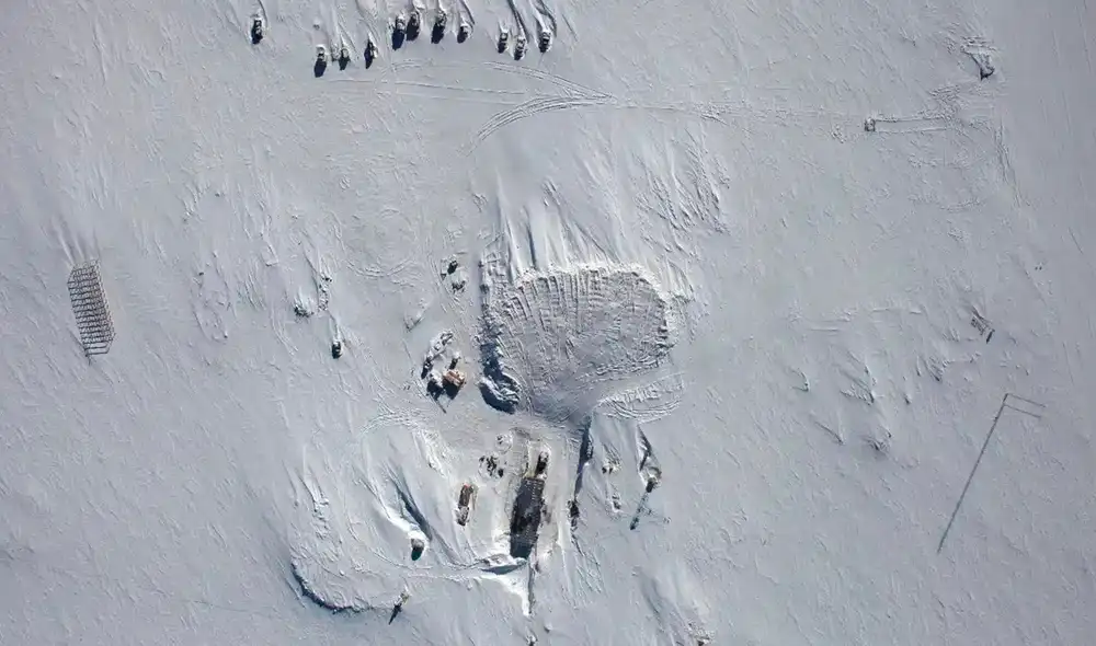 La estación rusa Vostok se ubica en el Antártida Oriental sobre la capa de hielo que cobre el lago Vostok. Foto: NASA La estación rusa Vostok se ubica en el Antártida Oriental sobre la capa de hielo que cobre el lago Vostok. Foto: NASA