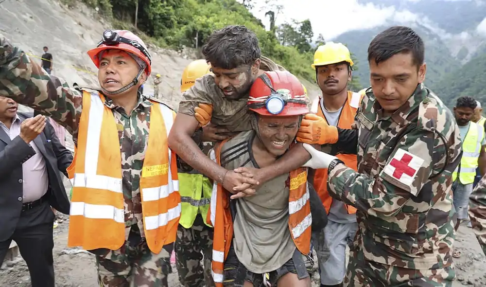 Sanjay Sah y Kabir Maharjan, los sobrevivientes, fueron trasladados en helicóptero a Katmandú para recibir atención médica tras el exitoso rescate