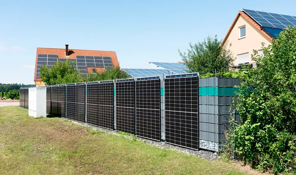 Las vallas solares están ganando terreno en Europa y las instalan de forma vertical. Foto: Shutterstock