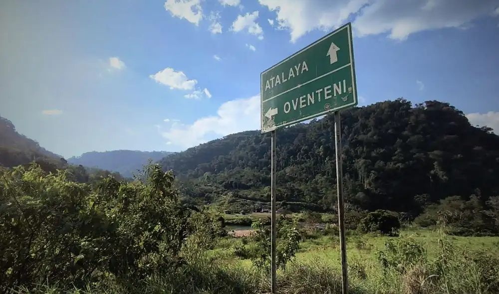 En la provincia de Atalaya, Ucayali, estudiantes enfrentan recorridos de hasta 12 horas para acceder a educación secundaria en comunidades Ashéninka. La falta de docentes que hablen lenguas originarias complican su acceso a una educación adecuada.