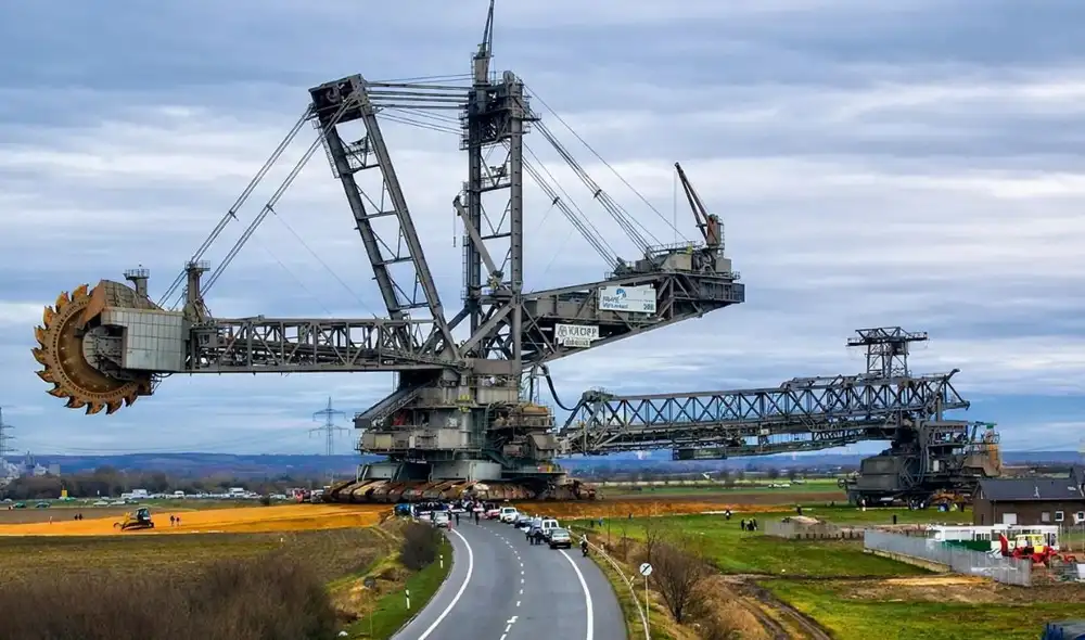 En Alemania, la Bagger 293, una excavadora monumental de 225 metros de largo y 96 metros de alto, se destaca por ser el vehículo terrestre más grande del mundo.